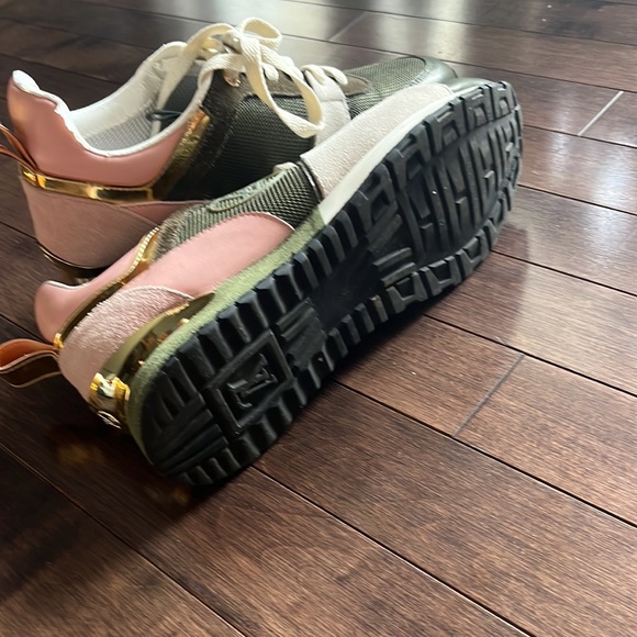 Louis Vuitton run away sneaker size 8.5 ladies - Picture 4 of 6